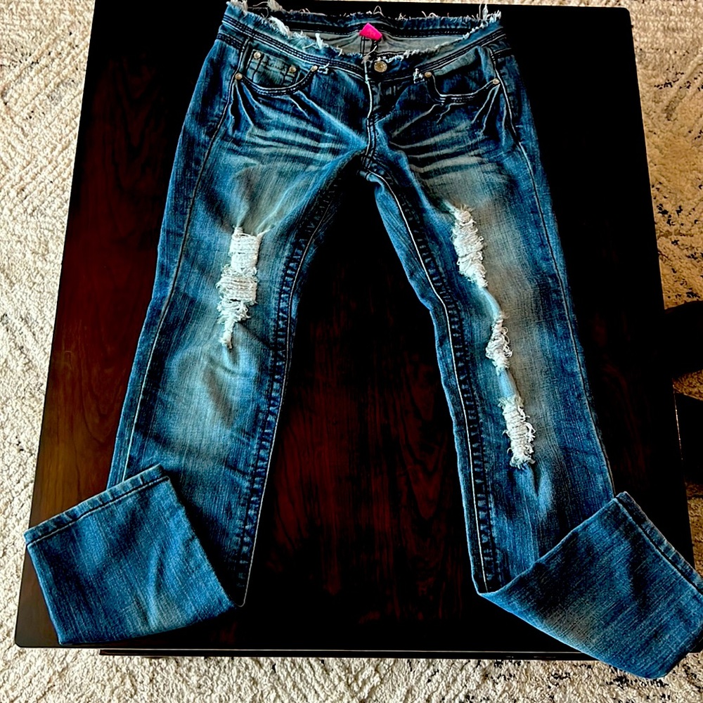 Almost famous dark wash jeans size 7. Such a cute Jean.